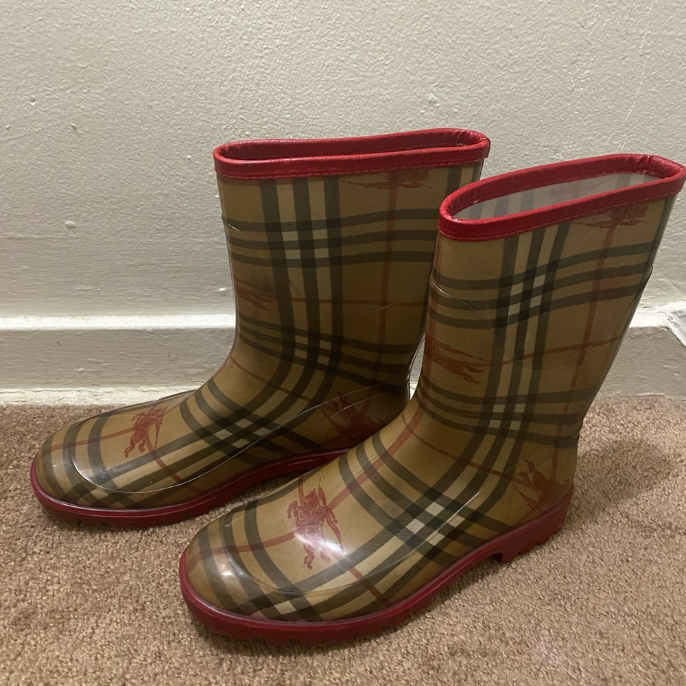 Burberry womens rainboots size 11 excellent condition worn a few times